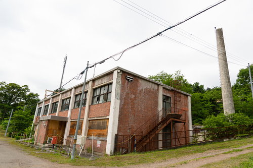 閉鎖中の美唄市我路郵便局の廃墟、レンガ造りの老朽化した建物