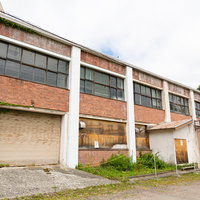 北海道美唄市のレンガ造り我路郵便局と赤い郵便ポストの写真