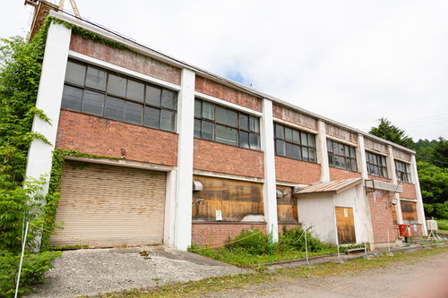 北海道美唄市のレンガ造り我路郵便局と赤い郵便ポスト