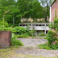 北海道美唄市の我路郵便局の廃墟駐車場入口の写真