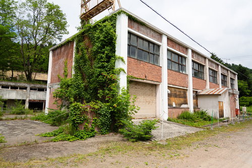 2019年7月の我路郵便局、緑のツタに覆われた閉鎖された廃墟