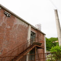 北海道美唄の廃墟・我路郵便局と煙突の産業遺産の写真