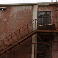 美唄の我路郵便局、錆びた階段と崩れる赤煉瓦外壁の写真