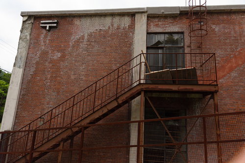 美唄の我路郵便局、錆びた階段と崩れる赤煉瓦外壁