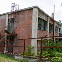 緑に覆われて朽ちる我路郵便局の廃墟 北海道美唄市の歴史的建造物の写真