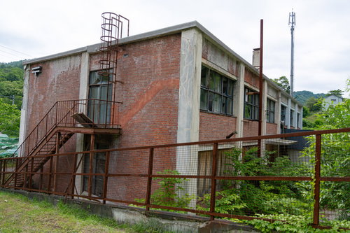 緑に覆われて朽ちる我路郵便局の廃墟 北海道美唄市の歴史的建造物