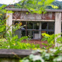 北海道美唄の我路郵便局、窓ガラスが割れた廃墟の建物の写真