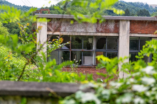 北海道美唄の我路郵便局、窓ガラスが割れた廃墟の建物