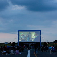北海道美唄市の滑走路で開催される移動式映画館の野外映画上映の写真
