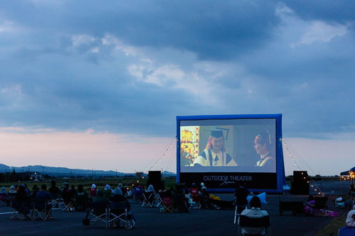 滑走路で開催される野外映画上映会と巨大スクリーン