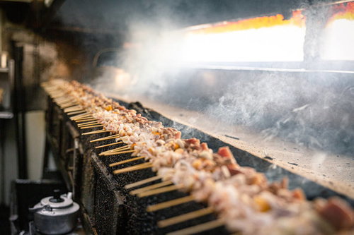 炭火でジューシーに焼き上げる美唄焼き鳥の串焼き