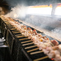 美唄焼き鳥を炭火で焼くジュージュー、串焼きの美しい炎の写真