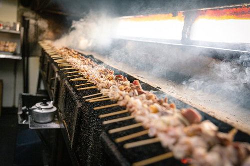 美唄焼き鳥を炭火で焼くジュージュー、串焼きの美しい炎