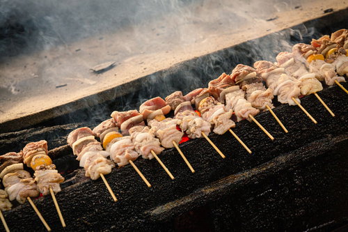 鶏の様々な部位を炭火で焼く美唄焼き鳥の串焼き