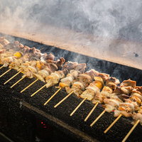北海道美唄市の老舗美唄焼き鳥店で炭火焼きされた鳥串の写真