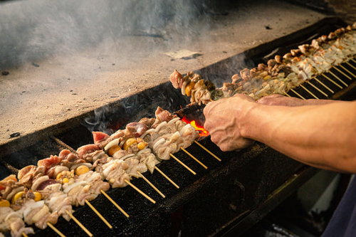 炭火で大量に並べられた美唄焼き鳥をひっくり返す