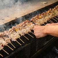 炭火で一度に大量の鳥串を火にかける美唄焼き鳥の写真