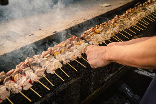 炭火で一度に大量の鳥串を火にかける美唄焼き鳥