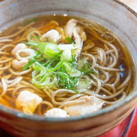 北海道美唄の鶏蕎麦一人前の丼、透明スープが特徴の写真