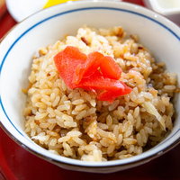 紅生姜がのった鶏めし丼、北海道美唄発祥の郷土料理の写真