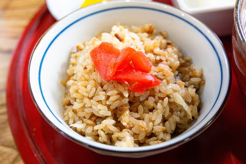 紅生姜がのった鶏めし丼、北海道美唄発祥の郷土料理