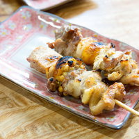 炭火で焼いた鶏の各部位を使った美唄焼き鳥の写真