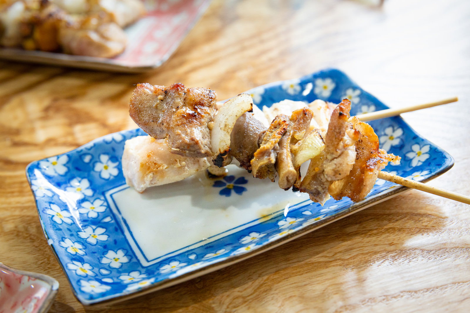 花柄の角皿に並ぶ美唄焼き鳥