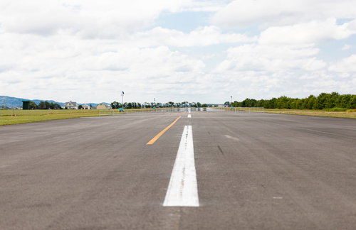 美唄市農道離着陸場の長く伸びた滑走路と白線