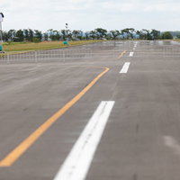 美唄市農道離着陸場の一直線に伸びるアスファルト滑走路の写真