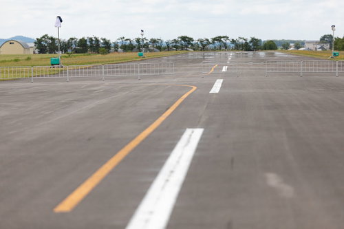 美唄市農道離着陸場の一直線に伸びるアスファルト滑走路