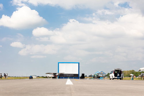 美唄市農道離着陸場の滑走路で開催された野外シネマの巨大スクリーン