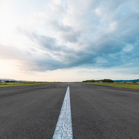滑走路の中央白線が地平線まで一直線に伸びた撮影の写真