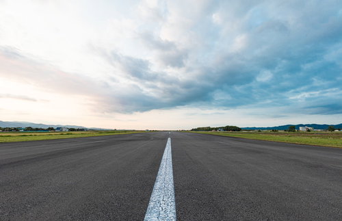 滑走路の中央白線が地平線まで一直線に伸びた撮影