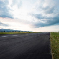 美唄市にある農道離着陸場の黒いアスファルト滑走路の写真