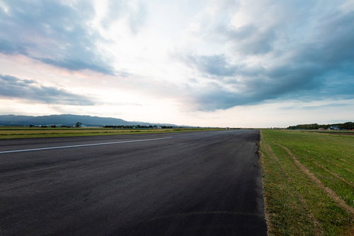 美唄市にある農道離着陸場の黒いアスファルト滑走路