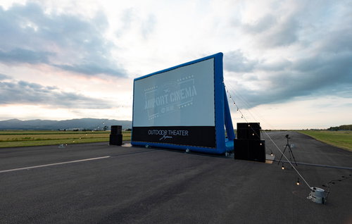 AIRPORT CINEMA in 美唄の滑走路に設置された巨大スクリーン