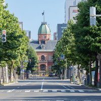道路の交差点から見た北海道庁旧本庁舎の赤レンガ庁舎の写真