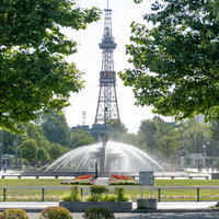 大通公園の噴水とさっぽろテレビ塔を望む札幌の風景の写真