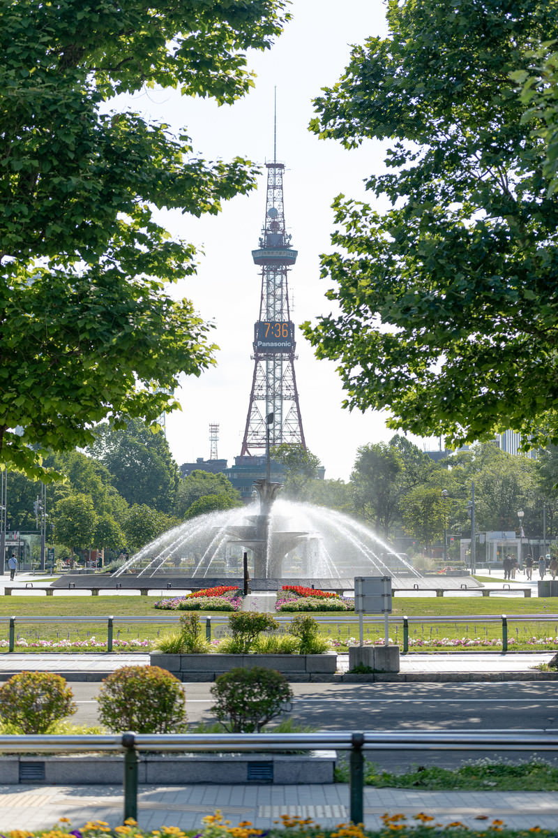 大通公園の噴水越しに見えるさっぽろテレビ塔の風景