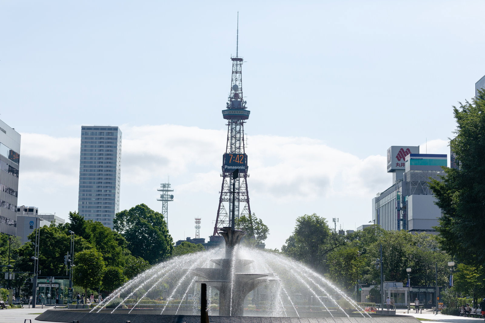 公園の噴水を前景にして撮影されたさっぽろテレビ塔の風景