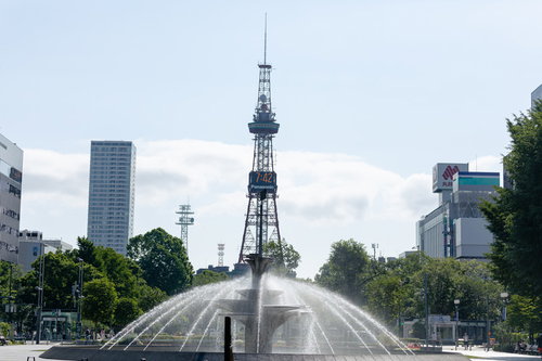 噴水越しに見るさっぽろテレビ塔の札幌の都市風景