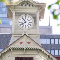 札幌市時計台の白い木造建築と時刻表示・重要文化財の写真