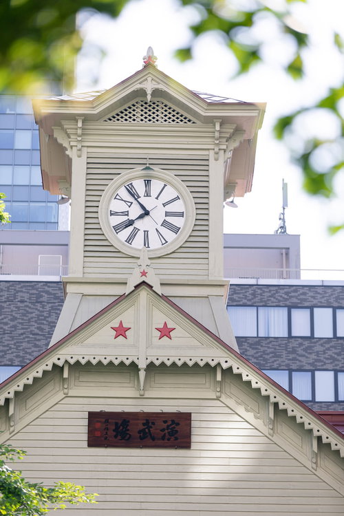 札幌市時計台の白い木造建築と時刻表示・重要文化財