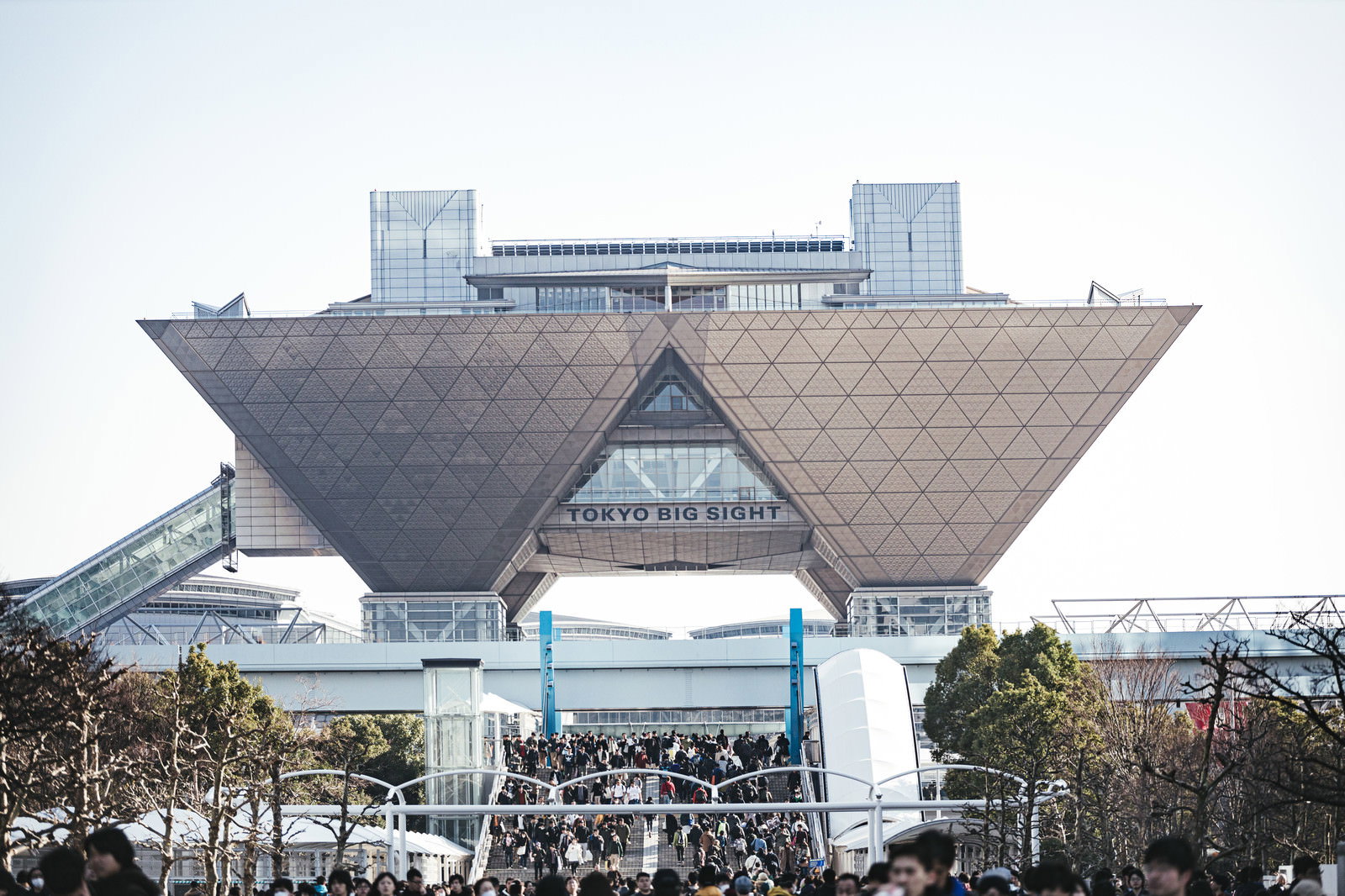 イベント開催日で多くの人が集まる東京ビッグサイトの外観