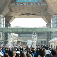 TOKYO BIG SIGHTと人混みでごった返すイベント会場の写真