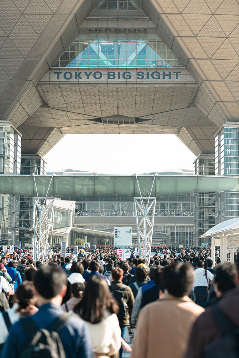 TOKYO BIG SIGHTの建物前に集まる大勢の人々