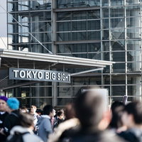 TOKYO BIG SIGHTの入り口に集まる人々の写真