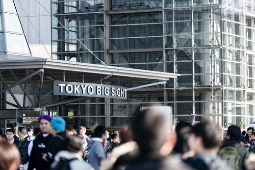 TOKYO BIG SIGHTの入り口に集まる人々