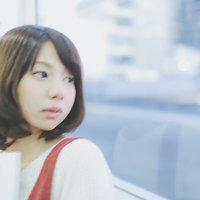 （ヤバッ、乗り過ごした、、）と車窓を見つめる女性の写真