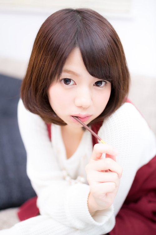 おやつのポッキーを食べながら上目遣いの彼女